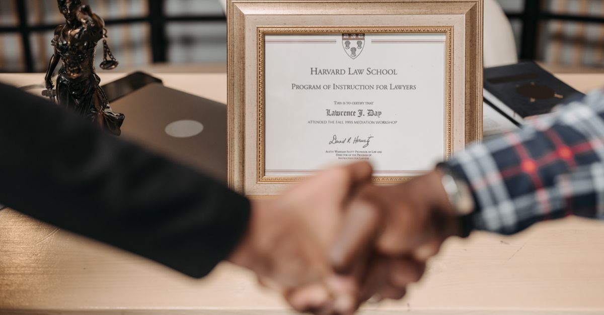 10 certifications clés en finance : CFA, AMF, FRM et les autres